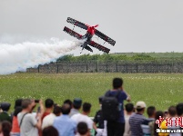 2019贵州黄果树飞行大会举行 飞行表演队空中炫技