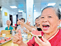 武汉人度夏方式丰富多彩
纳凉看电影食堂吃幸福餐