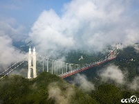 湖南湘西现“天桥”云雾景观