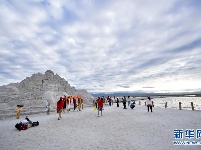 青海茶卡盐湖迎来旅游旺季