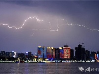 襄阳上空现“霞电同辉”奇景