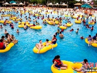 武汉民众扎堆戏水觅清凉