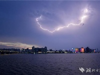 襄阳上空现“霞电同辉”奇景