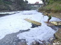 印尼一河流被倾倒有毒物质 漂浮大量白色泡沫