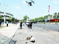 武汉临空港千警酷暑练兵迎军运