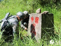 西藏军区边防官兵全副武装峡谷密林巡逻