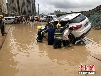 昆明连日暴雨引发城市内涝 