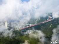 湖南湘西现“天桥”云雾景观