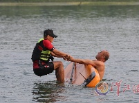 湖北“浪里白条”玩转桨板运动