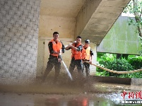 廣西柳州洪水退去 軍民晝夜連續(xù)清淤