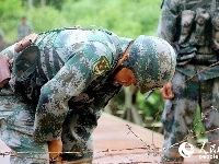 西藏军区边防官兵全副武装峡谷密林巡逻