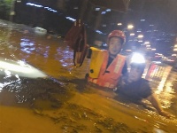 宜昌昨晚暴雨来袭 消防指战员疏散转移300余群众