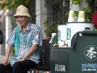 杭州：42年免费凉茶摊 爱心在接力