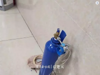 武汉：天上掉下个氧气瓶 砸进面包车驾驶室