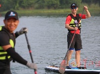 湖北“浪里白条”玩转桨板运动