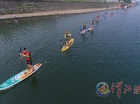 湖北“浪里白条”玩转桨板运动