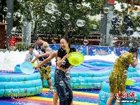 武汉民众扎堆戏水觅清凉