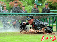 八一献礼，致敬高温下练兵备战的驻汉官兵