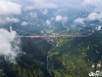 湖南湘西现“天桥”云雾景观