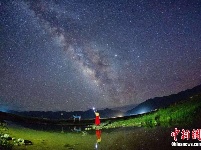 夜拍玉树草原 银河璀璨繁星闪耀