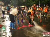 廣西柳州洪水退去 軍民晝夜連續(xù)清淤