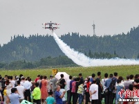 2019贵州黄果树飞行大会举行 飞行表演队空中炫技