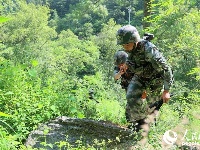 西藏军区边防官兵全副武装峡谷密林巡逻