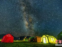 夜拍玉树草原 银河璀璨繁星闪耀