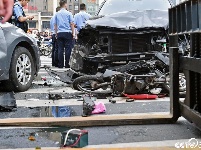 江苏常州一奔驰车失控致3人死亡