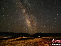 夜拍玉树草原 银河璀璨繁星闪耀