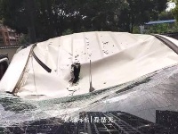 武汉：天上掉下个氧气瓶 砸进面包车驾驶室