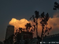 美！武汉傍晚上空出现一块“棉花糖”