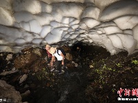 土耳其天气炎热 积雪融化形成巨大洞穴