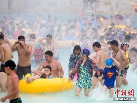 武汉民众扎堆戏水觅清凉