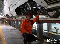 高温下的劳动者：一份责任、一份坚守、一份担当