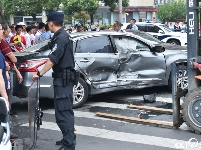 江苏常州一奔驰车失控致3人死亡