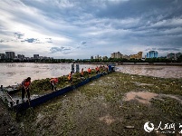 暴雨袭长江支流 清漂人昼夜打捞保葛洲坝安全