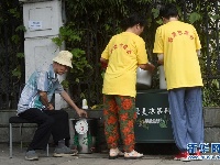 杭州：42年免费凉茶摊 爱心在接力