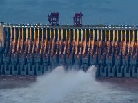 三峡枢纽加大下泄流量腾库 迎接新一轮涨水