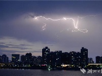 襄阳上空现“霞电同辉”奇景