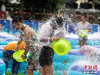 武汉民众扎堆戏水觅清凉