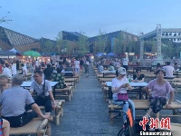 300张纳凉竹床阵重现汉口老城历史
