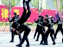 武汉临空港千警酷暑练兵迎军运