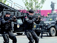 武汉临空港千警酷暑练兵迎军运