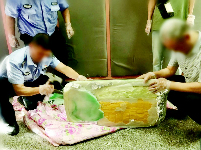 黄陂警方破获一起毒品案 石质茶盘内竟藏有5万颗麻果