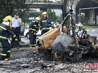 成都三环路一辆汽车起火后发生爆炸 现场明火已扑灭