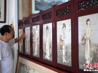 痴迷传统“烙画” 七旬老人木板上烙绝美丹青