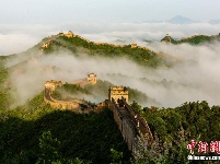 雨后金山岭长城云雾缭绕