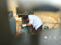 高温下、火炉旁，湖北特检人检验气瓶工作忙
