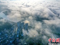 航拍江西吉水“平流雾”景观 云海翻腾似仙境
